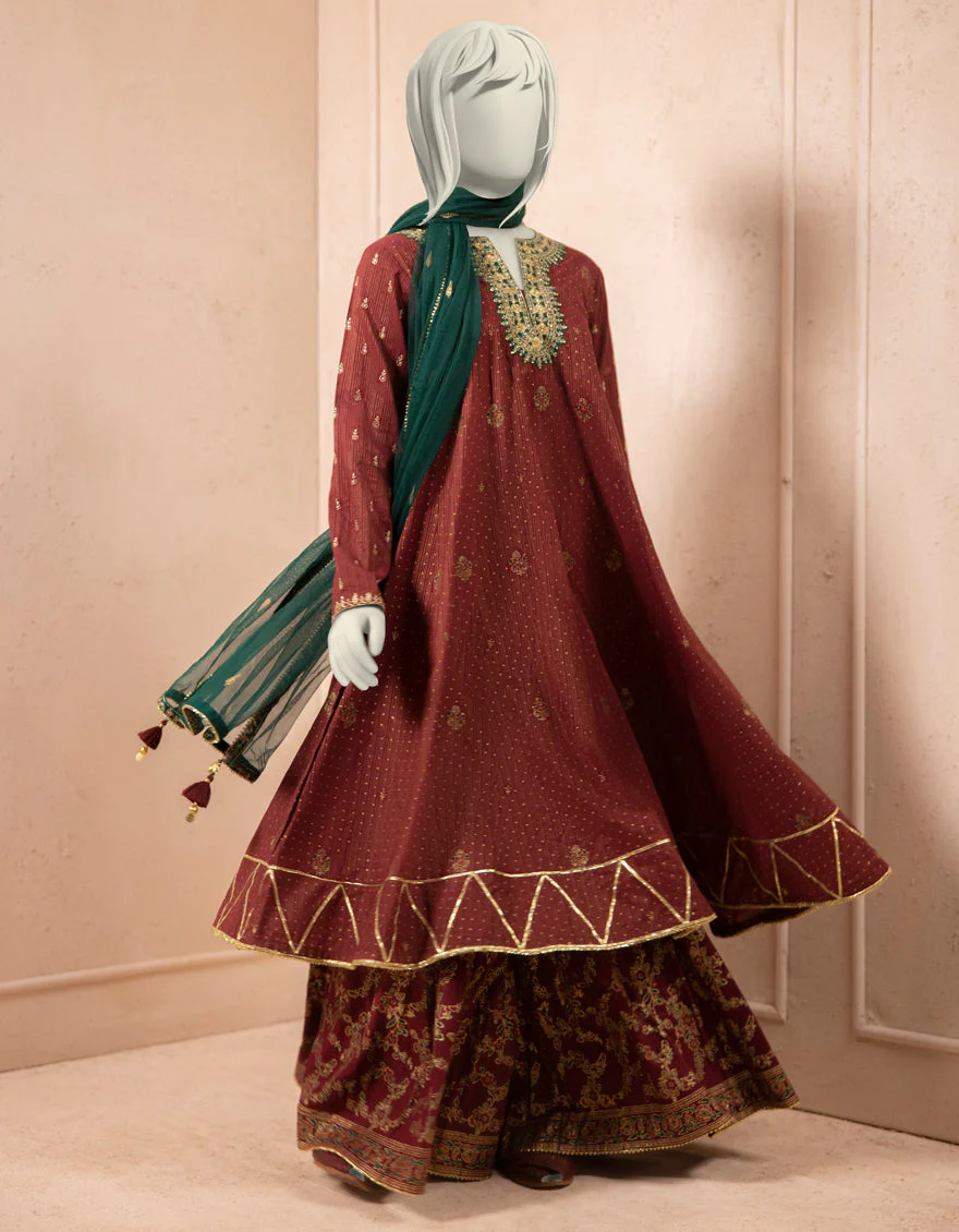 MAROON TEXTURED 3PC STITCHED | JGK-S-JTF-25-757 FB/RANG-E-ZARI-1